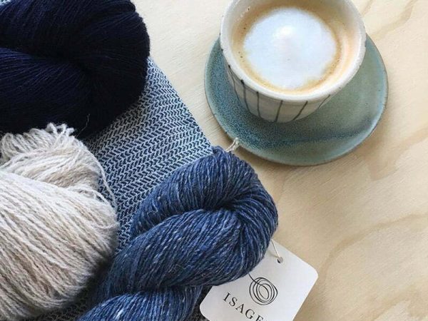 Isager - drie bollen wol met koffie erbij